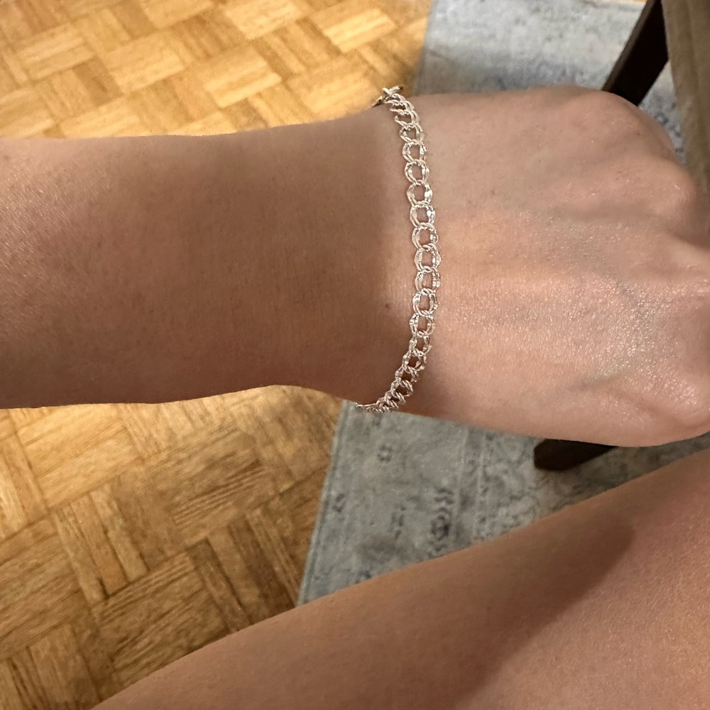 Elegant Silver Chain Bracelet - Picture 6 of 6